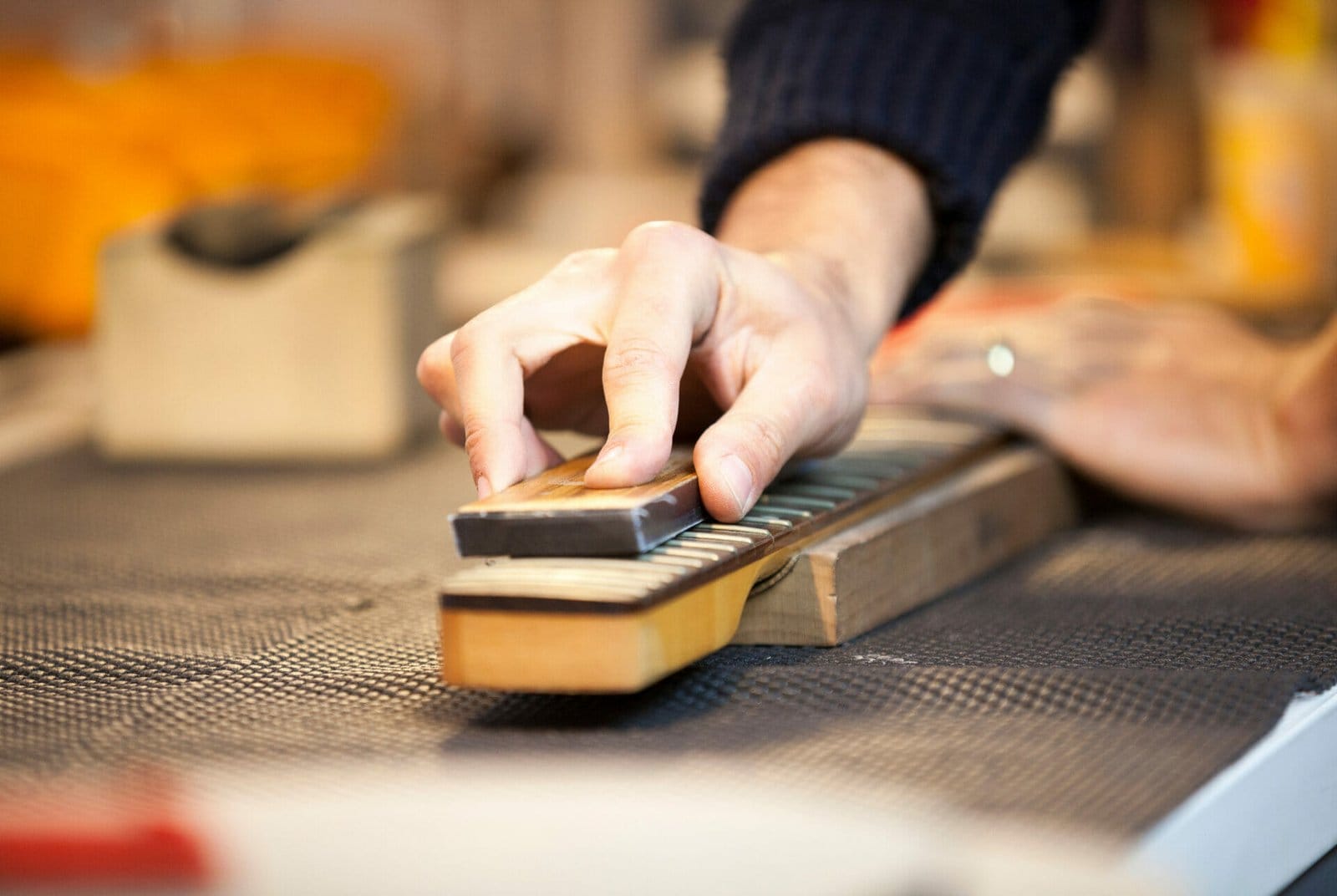 Luthier salaire, formation, rôle et compétence